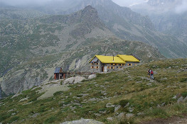 Il Rifugio Pontese, punto d'appoggio della terza tappa (Foto P. Piatti, P. Quagliolo)