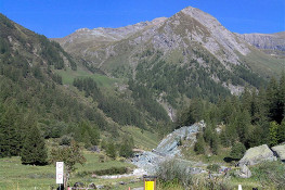 L'imbocco del sentiero verso il Colle Larissaz (da www.caipinotorinese.it; Copyright 2006 CAI Pino Torinese)