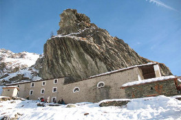 Veduta del Rifugio Bausano (m 2019) lungo il sentiero che conduce al Colle della Borra (Foto CAI Intersezionale Canavese-Valli di Lanzo)