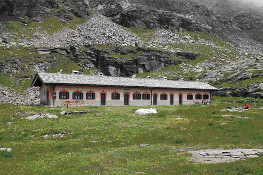 La Casa Reale di Caccia del Gran Piano, lungo la salita alla Bocchetta del Ges (Foto P. Piatti, P. Quagliolo)