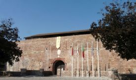 Il Castello di Casale Monferrato (Foto di Davide Papalini-https://upload.wikimedia.org/wikipedia/commons/5/50/Casale_Monferrato-castello1.jpg)