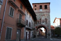 Torre dell'orologio e ingresso al paese di Piverone