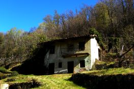 Edificio rurale sulla collina morenica