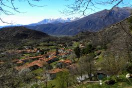 Sguardo verso la borgata Bienca e la valle Chiusella