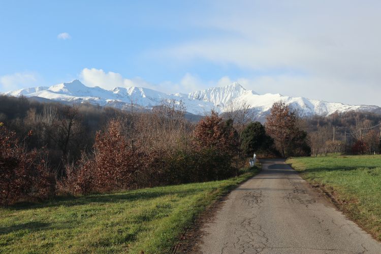 Tratto del percorso con vista su alcune montagne