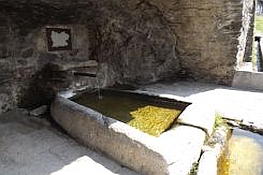 Antica fontana in pietra