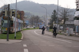 Tram silenziato con erba e pista ciclabile