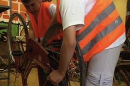 Momento di ciclofficina all'interno del progetto piazza ragazzabile - foto 1