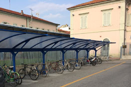 Parcheggio biciclette, stazione ferroviaria e uffici polizia municipale