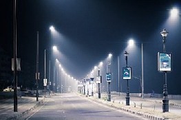 strada con lampioni