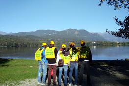 Foto di gruppo con lago