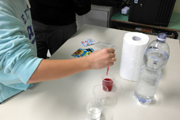 Laboratorio di chimica con gli studenti delle scuole medie