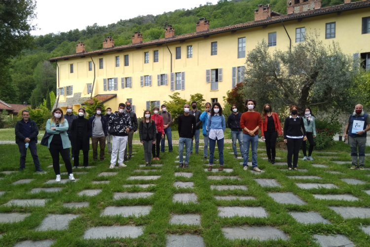 Foto di gruppo dei partecipanti al termine del seminario