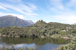 Il Lago Pistono e il Castello di Montalto Dora