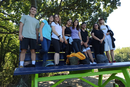Foto di gruppo presso la Panchina Gigante del Lago Pistono