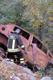 Rimozione della carcassa di auto a Mathi