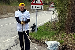 Gli ingombranti vengono trainati verso la strada