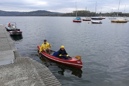 Volontari in canoa in partenza