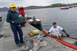 I rifiuti ripescati vengono depositati sul pontile