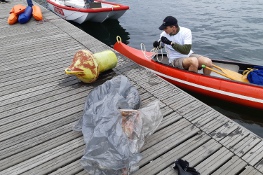 I rifiuti ripescati vengono depositati sul pontile/2