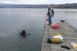 I sub recuperano rifiuti dal fondo del lago