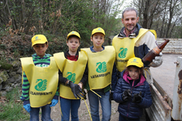 Giovanissimi volontari trovano reperti d'antan