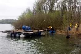 La piattaforma abbandonata sulle sponde del lago ad Azeglio