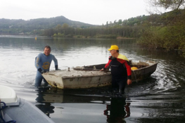La rimozione dell'imbarcazione abbandonata, con l'aiuto dei subacquei dell'AVNO