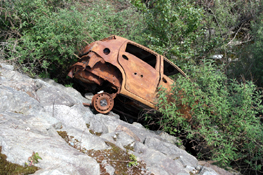 La carcassa di automobile sulla sponda destra della Stura di Lanzo