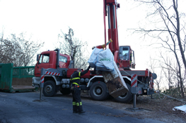 Ingombranti di varia natura vengono conferiti nel cassone/2