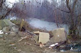 Rifiuti ingombranti lungo le rive del torrente Ceronda