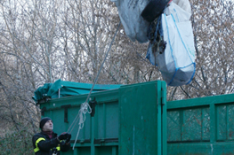 Ingombranti di varia natura vengono conferiti nel cassone/3