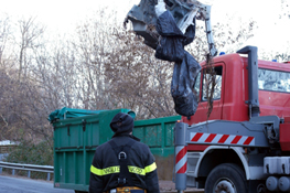 Parti di autovetture vengono recuperate dalla scarpata