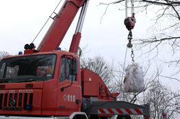 I big-bag vengono rimossi dalla scarpata