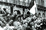 Immagine in bianco e nero delle persone in festa per la Liberazione, fonte: Istoreto 