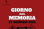 Scritta nera Giorno della memoria su sfondo rosso
