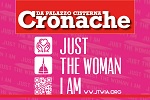 Scritta Just the woman I am su sfondo rosa
