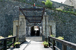 Il percorso di accesso al forte San Carlo con ponte levatoio