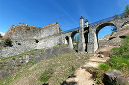 Il ponte Rosso, ingresso al forte delle Valli situato sulle pendici del monte Orsiera a quota 1800m