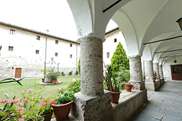 Chiostro - L'impianto attuale risale al secolo XI. Il quadriportico, di cui sono superstiti solo due lati, risale al secolo XVII