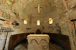Cappella di San Salvatore - Un ambiente suggestivo con tracce di affreschi del XII secolo sull'arco trionfale.