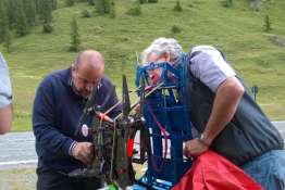 Il dirigente del Servizio Protezione Civile della Città Metropolitana di Torino e il pilota certificato ENAC Andrea Bernini mettono a punto il drone per il volo di monitoraggio sperimentale sulla frana del 22 luglio 2014 a Pian della Mussa (Balme)