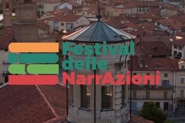 Logo festival delle Narrazioni con la città di Giaveno sullo sfondo