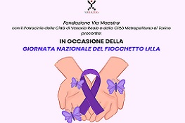 Mani sovrapposte che sostengono un fiocco viola