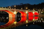 Ponte Isabella di rosso acceso... - foto di Emanuela Giorgini