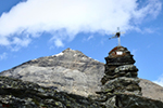 Croce di vetta del monte Chabrìere e vista sul monte Niblè - foto di Fabrizio Corsanego