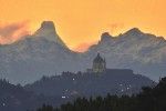 Il Cervino circonda una Superga al tramonto - foto di Francesco Cotroneo