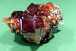 Granato Grossularia varietÃ  Hessonite con cristalli di Clinocloro - foto di  Michele Bonavero
