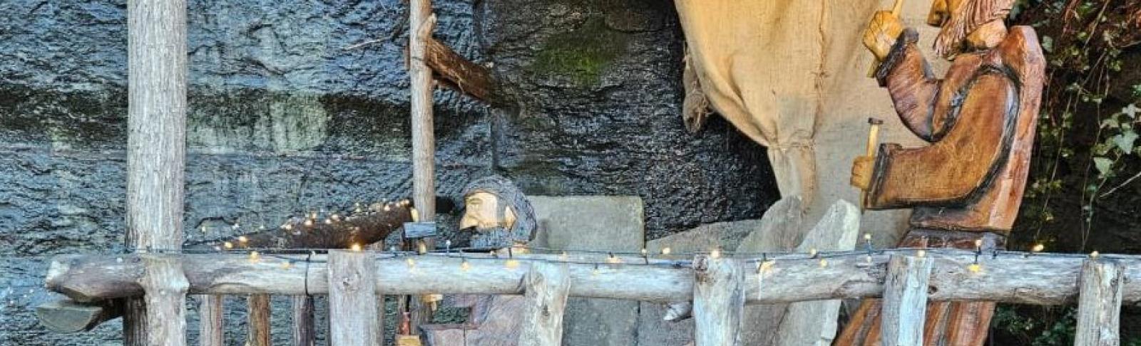 Allestimento del presepe in vetta alla Rocca di Cavour