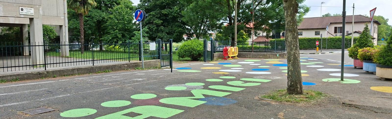 Amici davanti alle scuole per la sicurezza